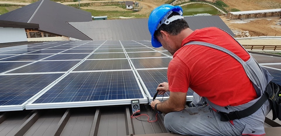Faut-il isoler avant d'installer des panneaux solaires ? L'ordre de rénovation qui impacte la rentabilité